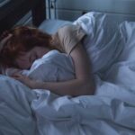 Невролог назвал самую вредную привычку по ночам: может привести к слабоумию»>