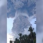 В Индонезии над вулканом выросла 18-километровая «гора» из дыма и пепла (видео)»>