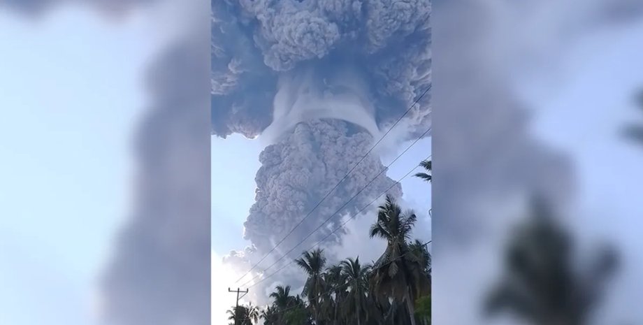 В Индонезии над вулканом выросла 18-километровая «гора» из дыма и пепла (видео)»>
