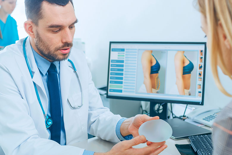 Хирург поставила точку в споре о сроке годности грудных имплантов