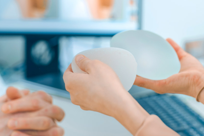 Хирург раскрыла, в каких случаях нужно менять грудные импланты