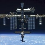 Космический корабль Илона Маска отодвинул МКС от Земли, чтобы она не упала на планету (видео)»>