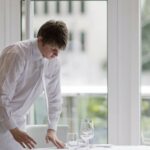 Молодежь уезжает: разрешение на выезд мужчин за границу бьет по украинскому бизнесу»>