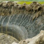 Сибирская тундра спонтанно взрывается: на поверхности остаются воронки глубиной до 50 метров»>