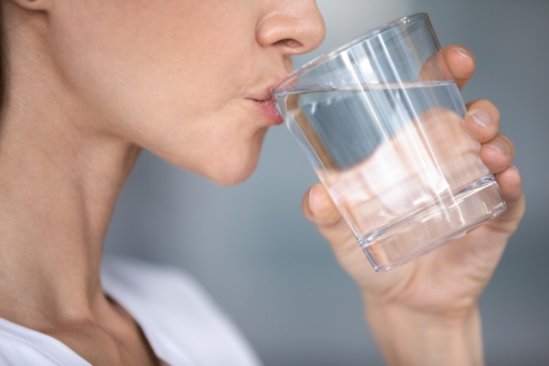 Врач предупредила, чем опасна замена воды другими напитками