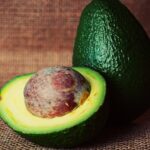 Почему авокадо темнеют так быстро: ученые рассказали, можно ли есть потемневшие плоды»>