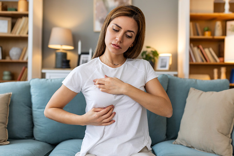 Врач перечислил тревожные признаки развития рака молочной железы