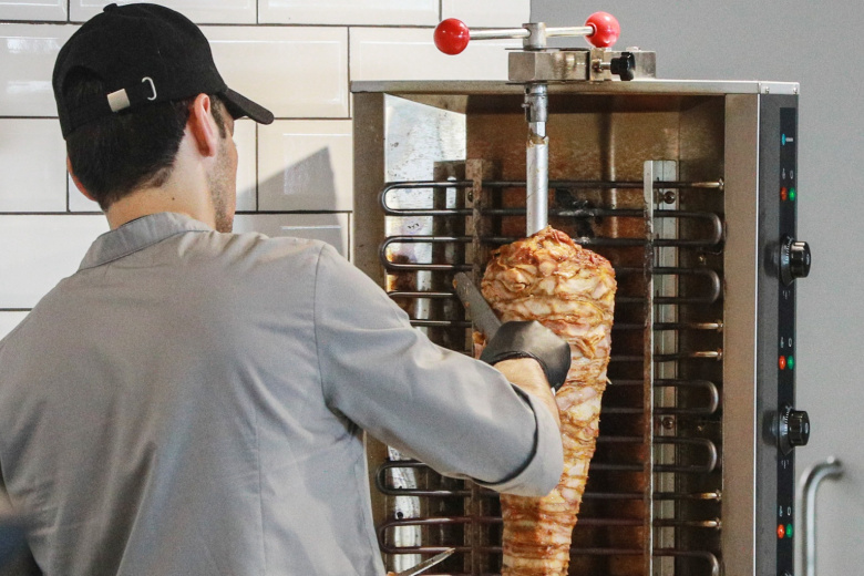 Врач рассказала, при каких заболеваниях нельзя есть шаурму