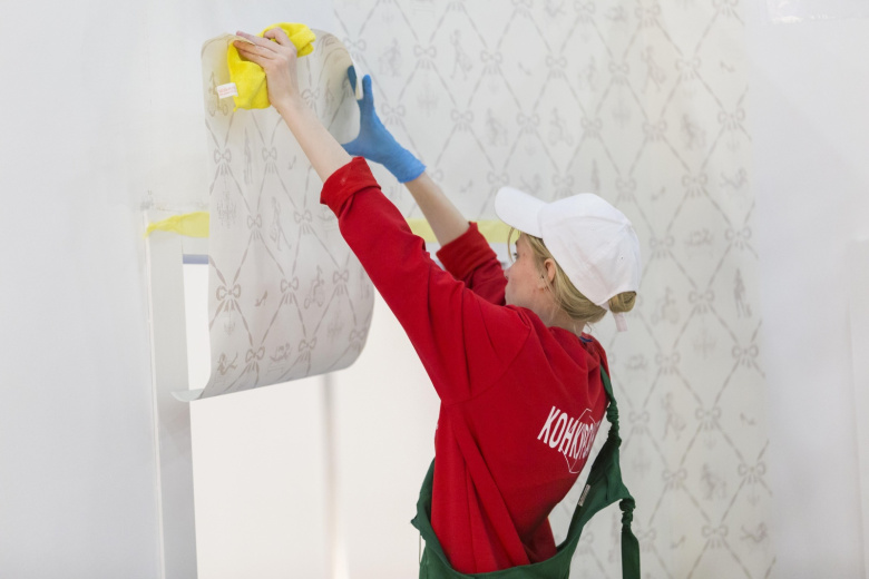 Клеим флизелиновые обои без помощников: как справиться с ремонтом одному