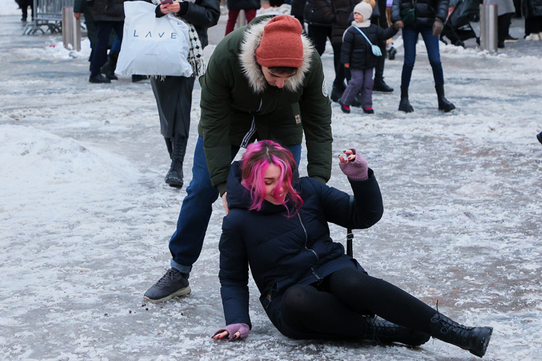 Шел, упал, очнулся, гипс: что делать при травме в гололед на улице