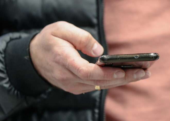 Пожилой извращенец заглядывал женщинам под юбки с помощью телефона