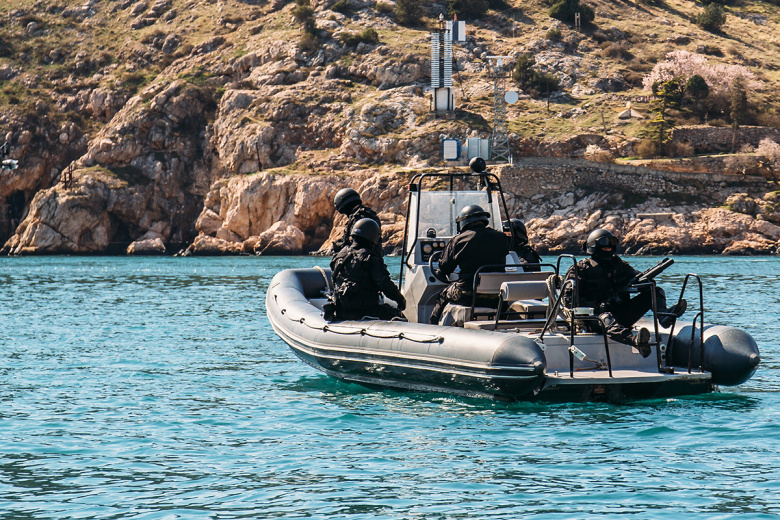 В Черном море у Румынии заметили подозрительный объект
